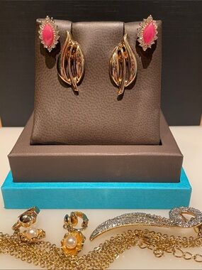 Vintage Gold Tone Jewelry Set
